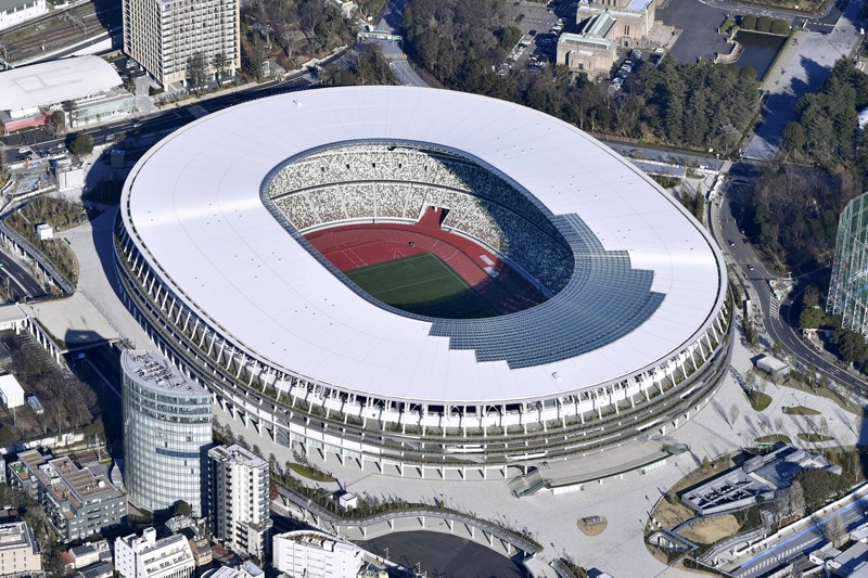 去年底完工的東京奧運主場館「新國立競技場」，如今因賽事延後一年，將衍生額外的維護費用。路透／共同社