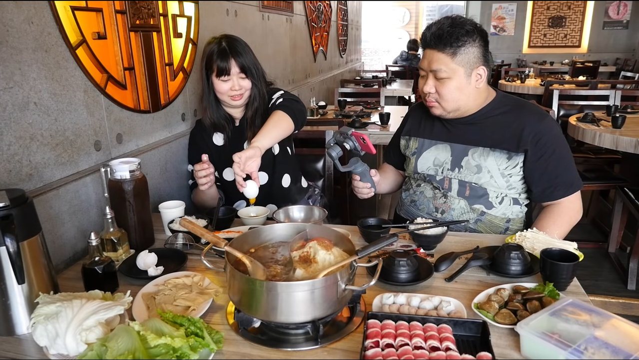 統神與老婆003拍美食影片。 圖／擷自Youtube