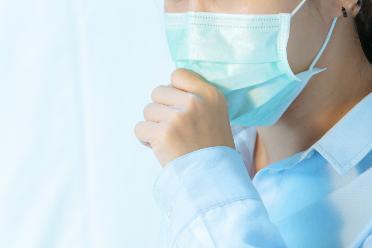 台北醫學大學附設醫院胸腔內科主任周百謙表示，新冠肺炎確診病例約10%至30%是無症狀患者，但不少發病患者症狀與一般感冒、流感的症狀很類似，沒有特異性，容易混淆而影響診斷。