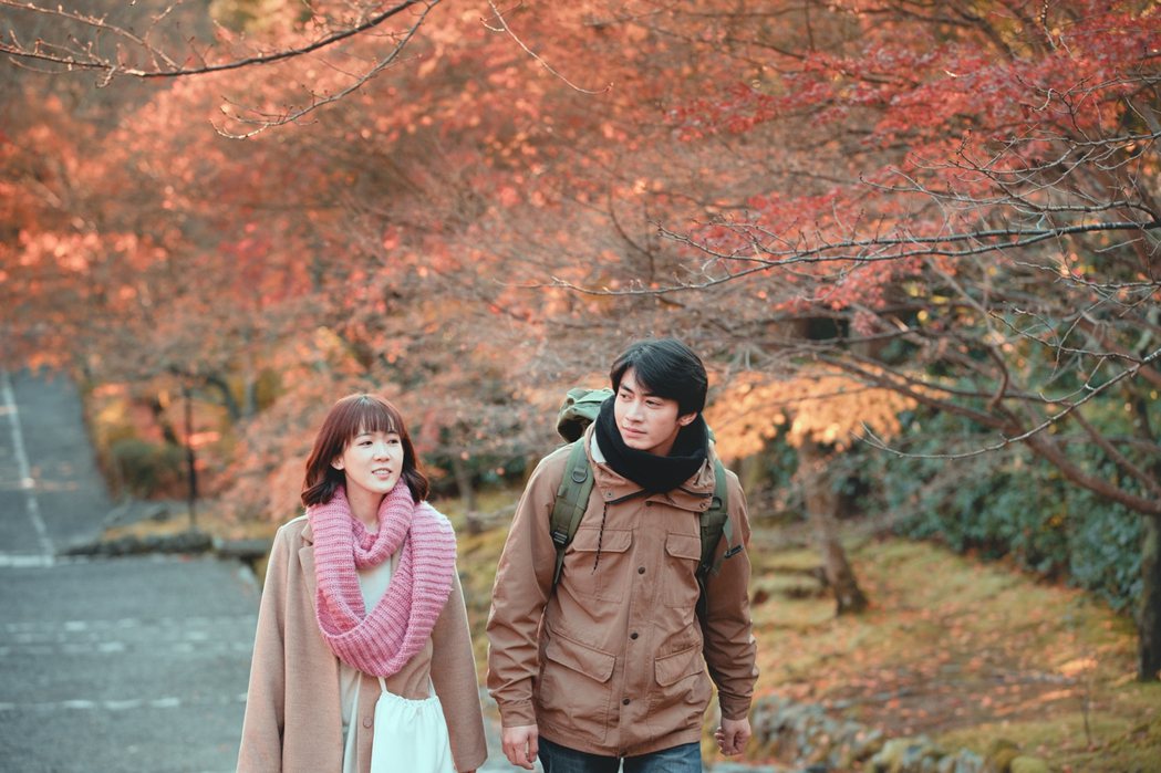 孫可芳(左)、宋柏緯為「若是一個人」到京都取景。圖／華視提供