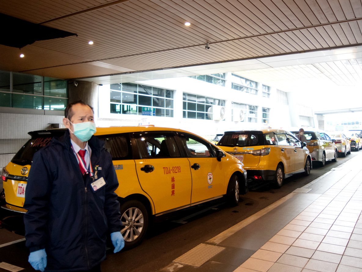 桃園市運用機場防疫計程車400輛，24小時服務居家隔離、檢疫者就醫返家。記者曾增勳／翻攝