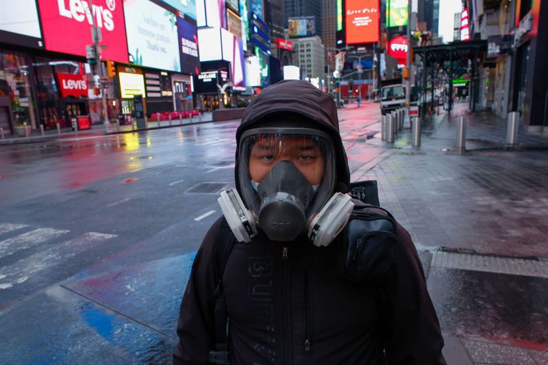 紐約時報廣場28日出現一個戴著防毒面具的男子。 法新社