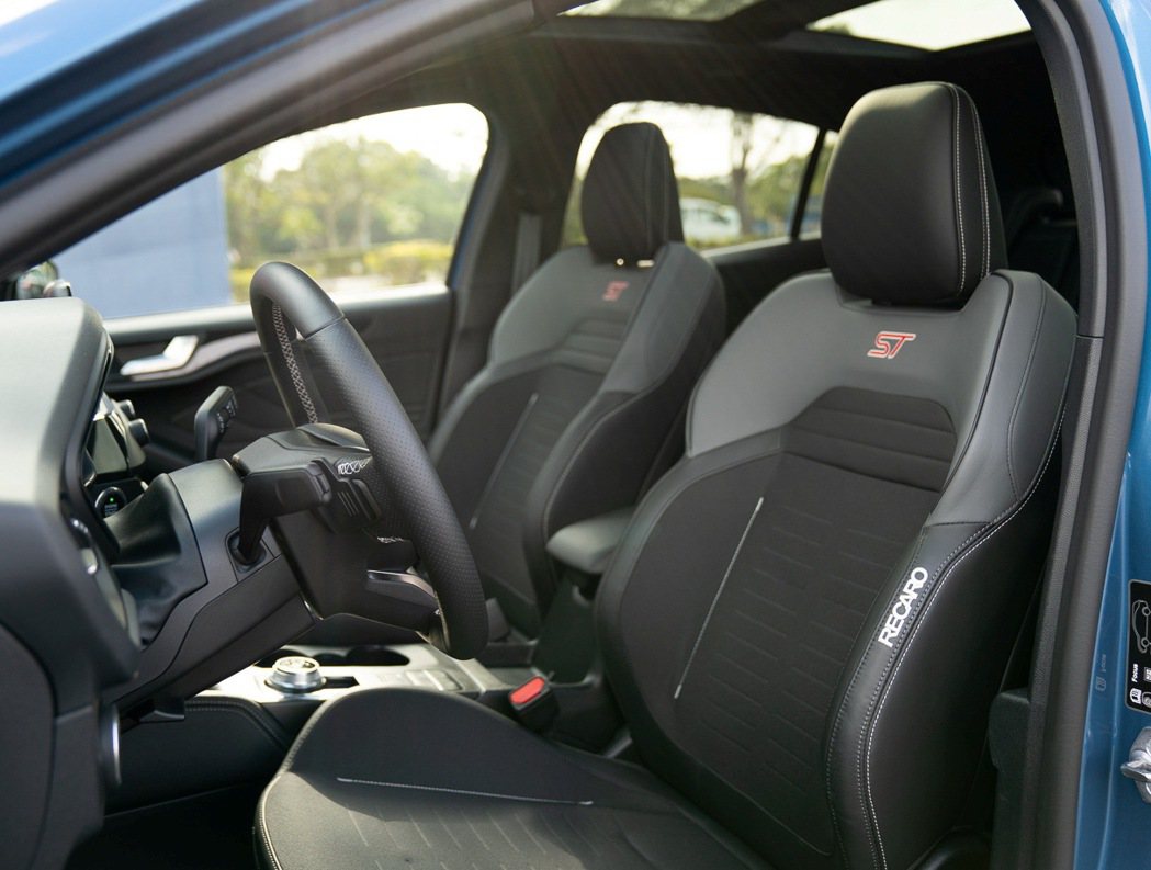 Ford Focus ST專屬RECARO賽道型座椅是座艙內最具戰鬥氣息的靈魂所...