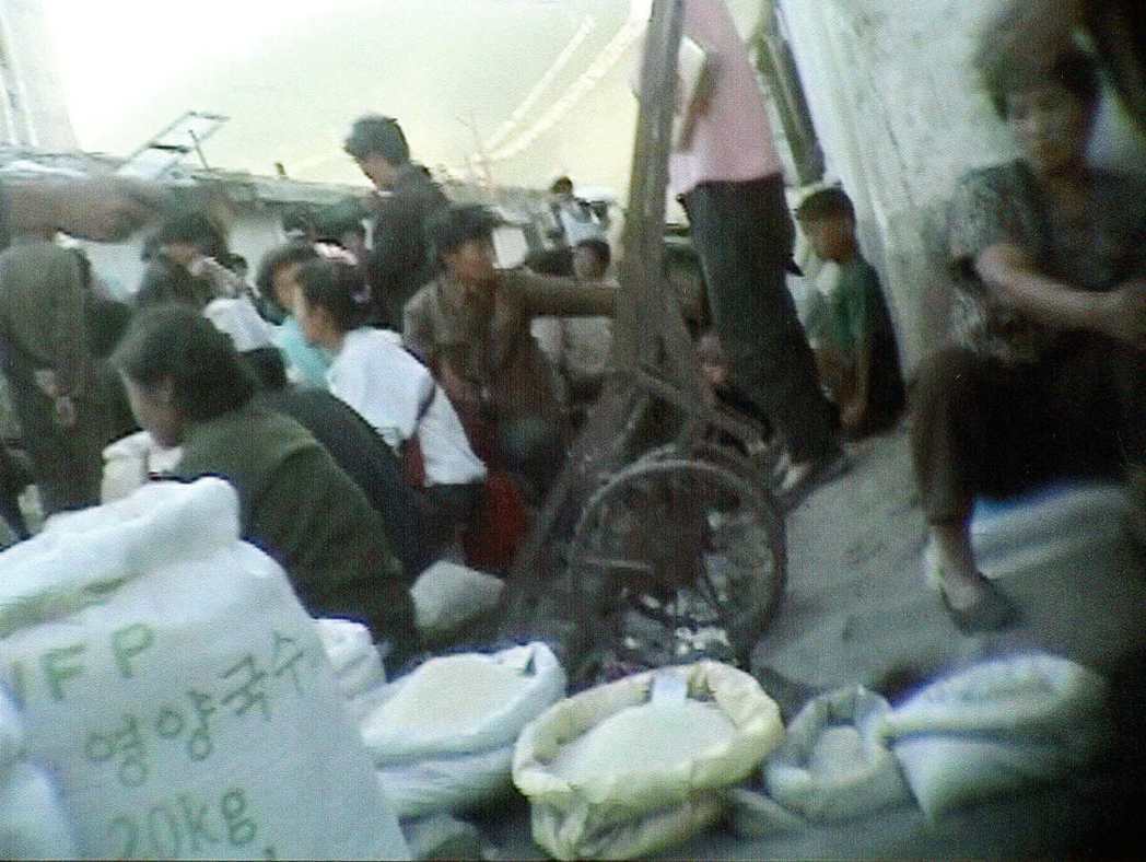 2003年，國際救援物資送抵北韓。街市裡人聲嘈雜，等生等死。 圖／美聯社