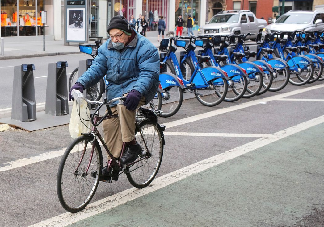 受到疫情影響，紐約市使用「Citi Bike」的次數大增。 圖／路透社