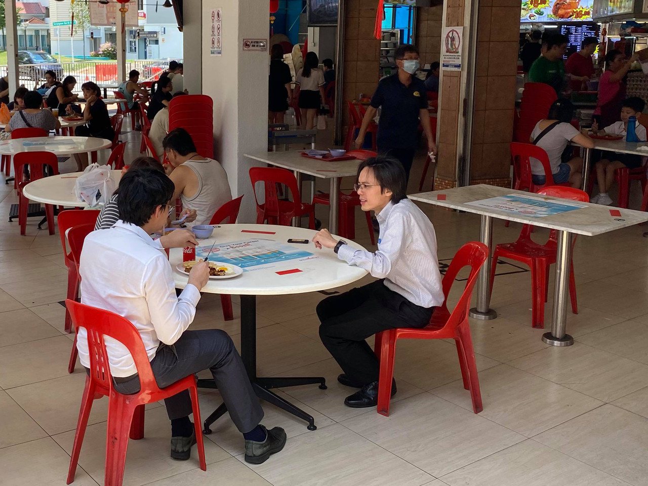 新加坡規定社交距離，但就算規定吃飯距離，朋友和伴侶還是可以坐在一起用餐。

圖／阿比提供