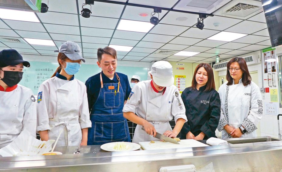 城市科大餐管系邀請五星級師傅高鈺龍（左三）教導學生學習日本料理課程。 圖／台北城市科技大學提供