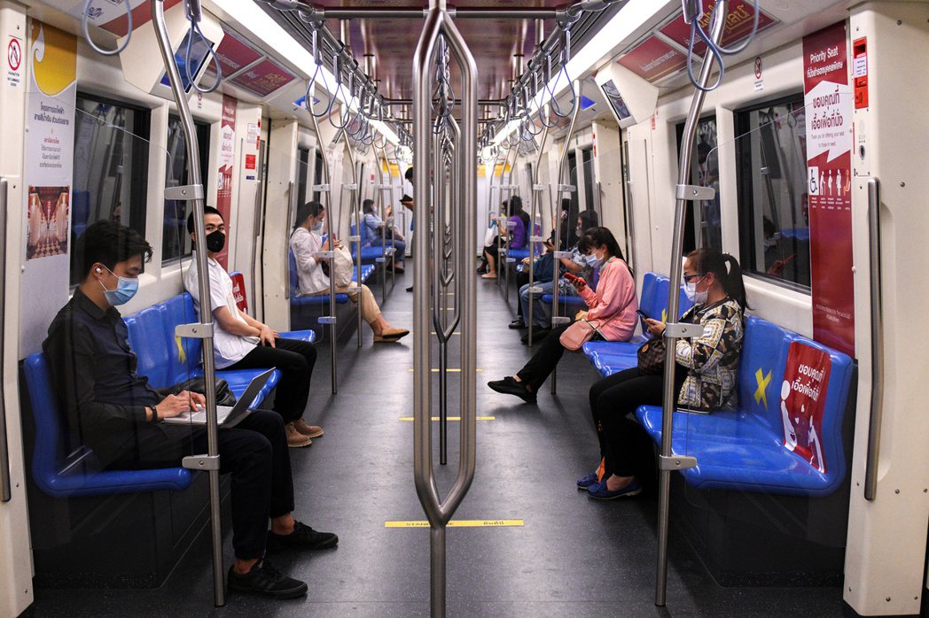 各國紛紛祭出防疫對策，泰國曼谷地鐵部分座位被貼上「X」記號。 圖／路透社