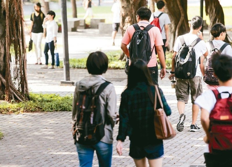親職作家羅怡君對大學生休退學持正面看法，她說，大學休退學率節節升高，代表台灣孩子的教育主導權開始興起。圖／聯合報系資料照片