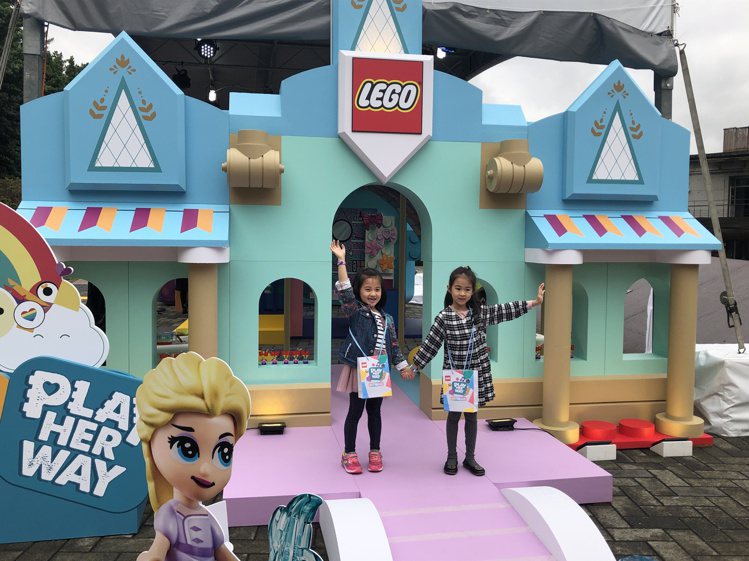 樂高的「LEGO Play Her Way做個好女孩」活動，打造樂高迪士尼公主城堡。記者曾智緯／攝影