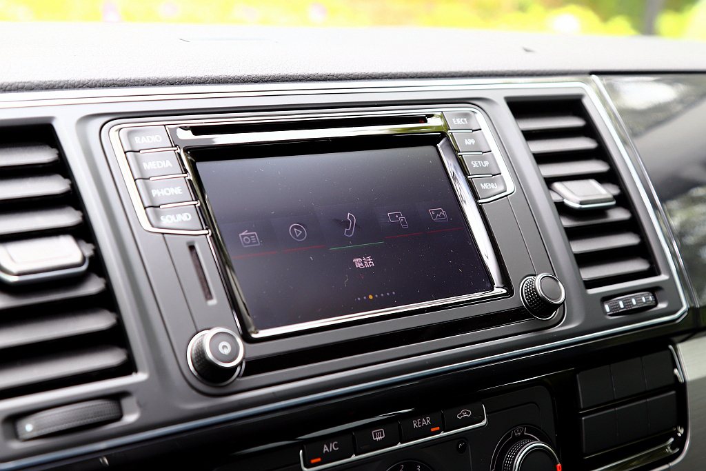 6.33吋TFT彩色顯示螢幕可進行智慧型手機連結操作（Apple Carplay...