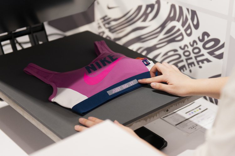 若是想要更有個人風格，Nike台北品牌體驗店更推出運動內衣及緊身褲客製化服務。圖／Nike提供