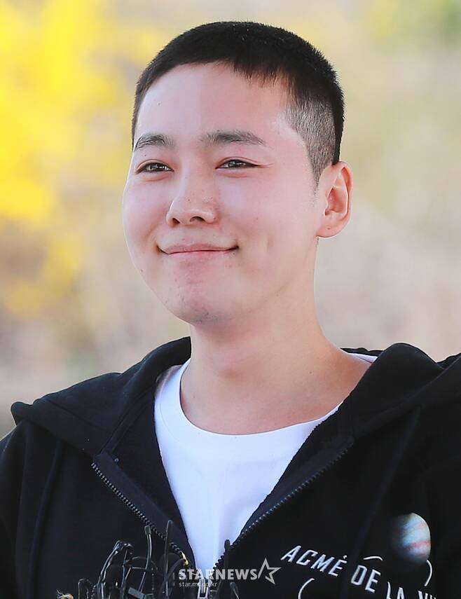 南韓男子團體WINNER成員金泰禹今天入伍，剪成小平頭的他顯得害羞。圖／摘自ST