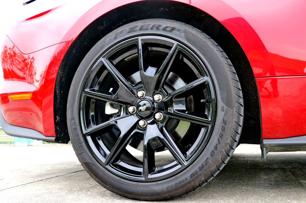 疾風黑型格鋁圈，配胎為Pirelli P-Zero性能胎。 記者陳威任／攝影
