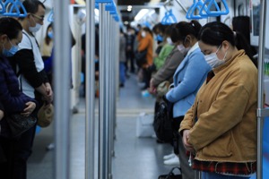大陸昨天舉行全國性的哀悼活動，上海地鐵臨停3分鐘，乘客肅立默哀。 （中新社）