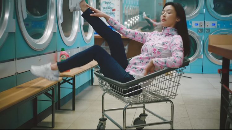 全智賢在自助洗衣店忘情熱舞。 圖／擷自Youtube