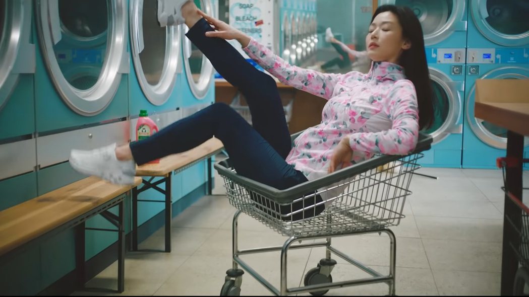 全智賢在自助洗衣店忘情熱舞。 圖／擷自Youtube