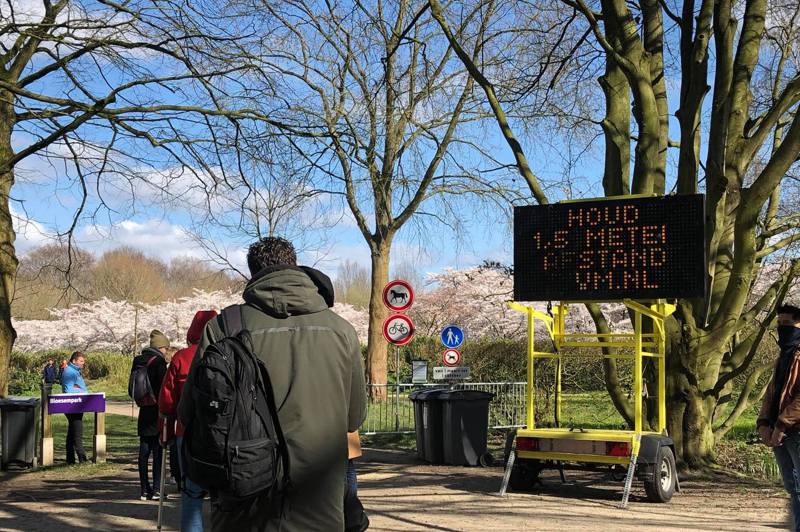 荷蘭政府未強制禁止民眾外出，最近正值櫻花、鬱金香花期，不少人出門賞花透氣，但公園得排隊進場，彼此保持官方建議的1.5公尺社交距離。 圖／林芝提供