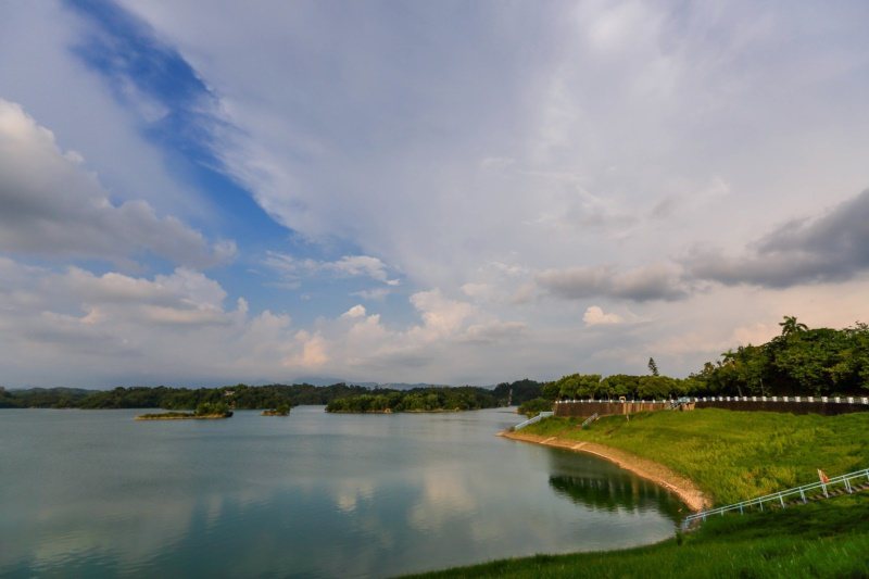 烏山頭水庫湖光山色之美，呈現靜謐美感。 圖／台南市政府觀光旅遊局提供