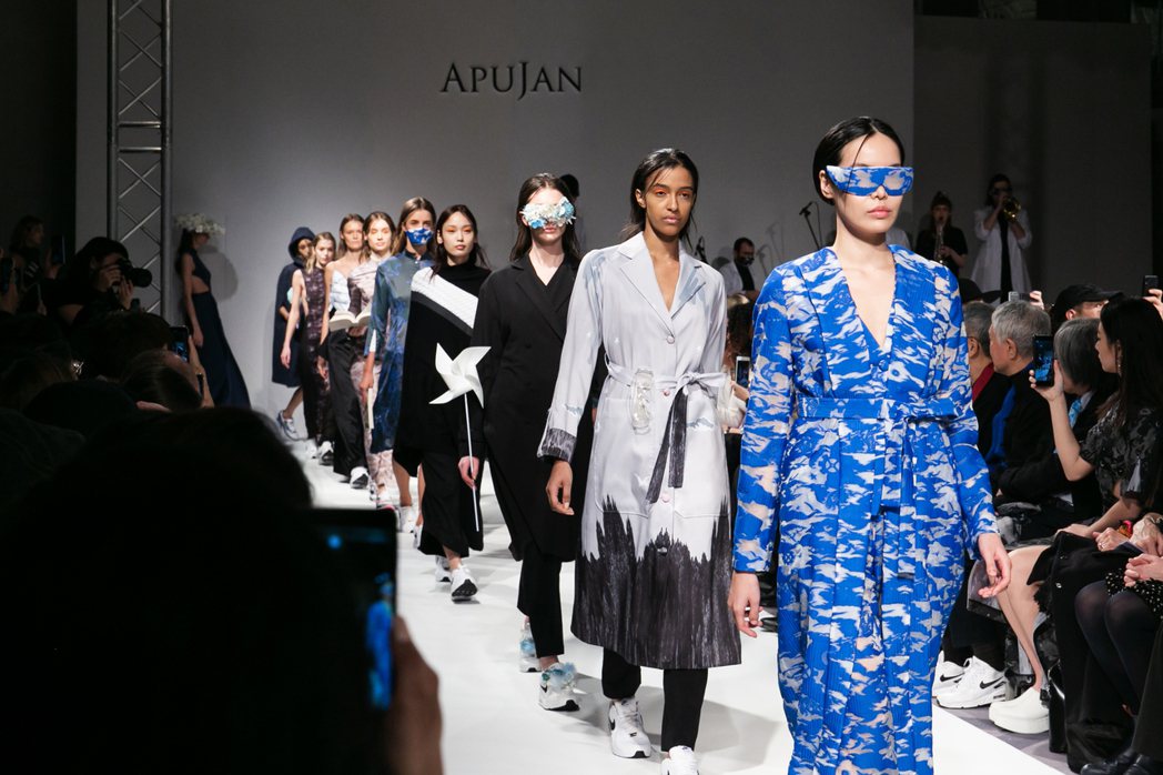 今年2月發表的2020秋冬系列，APUJAN以「雲的製造所」為題，玩轉布料並結合...