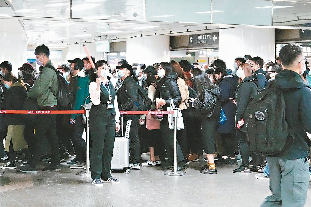 中央流行疫情指揮中心日前呼籲民眾保持社交距離，但台北車站依舊是人擠人。