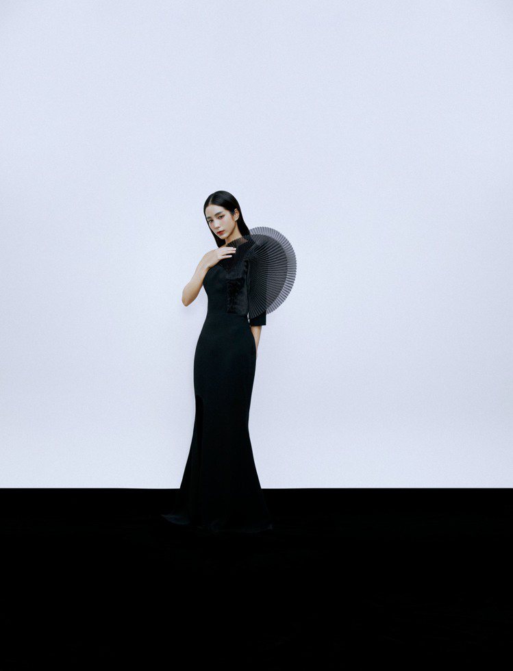 西班牙高訂Isabel Sanchis標誌性的立體結構不對稱黑色晚裝，則是温貞菱...