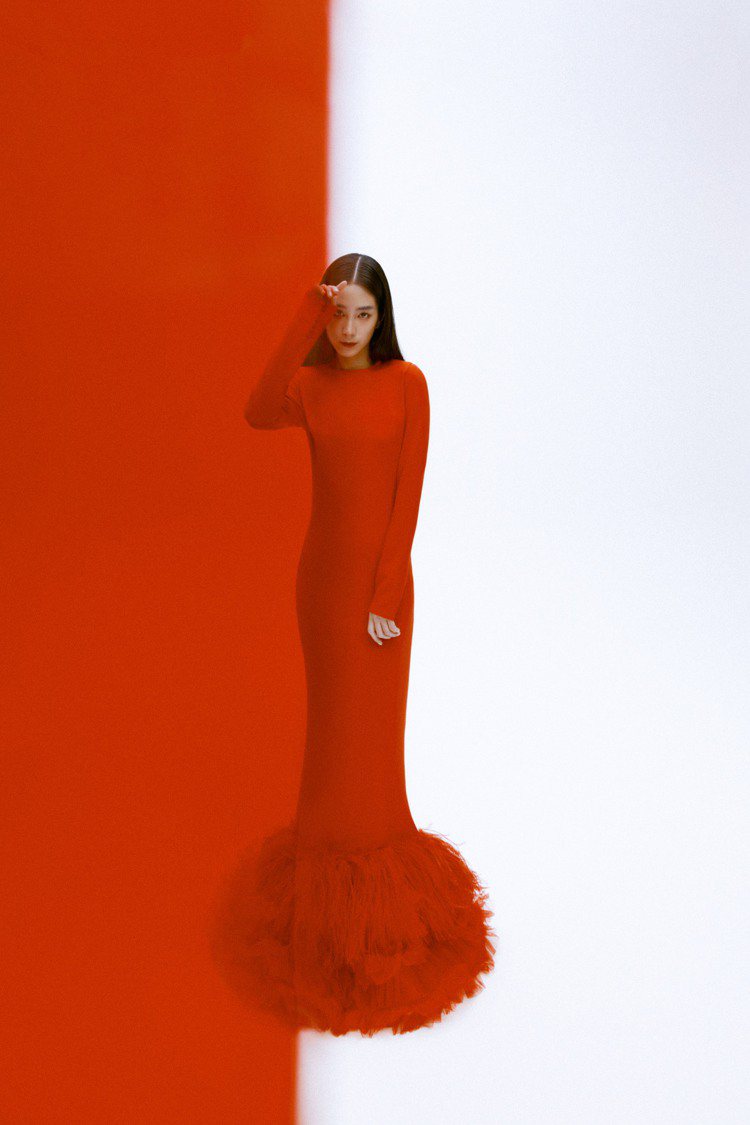 Yolancris 2020早秋紅色羽毛修身禮服，簡約的線條呈現體態自然美感，搭配羽毛裝飾隆重的恰到好處。圖／LinLi Boutique提供