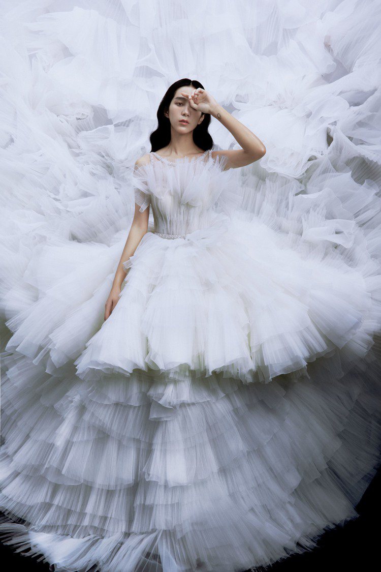 層層壓摺的收腰立體蓬裙白紗，以多層次不同質感的軟硬紗堆疊，裙襬誇張浪漫，這也是L...