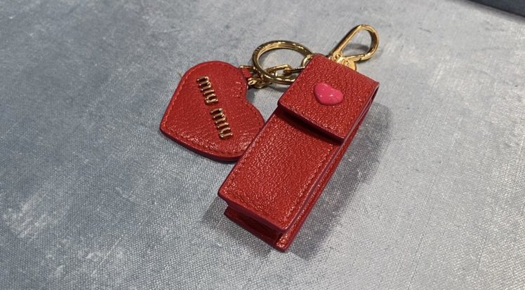 MIU MIU的口紅收納迷你包，還附一個愛心鏡子，怎麼搭都方便又可愛。記者吳曉涵／攝影