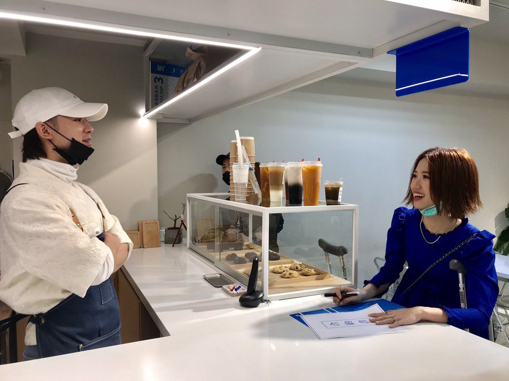 Lulu(右)柱著枴杖出門和吳思賢簽約賣咖啡。記者葉君遠／攝影
