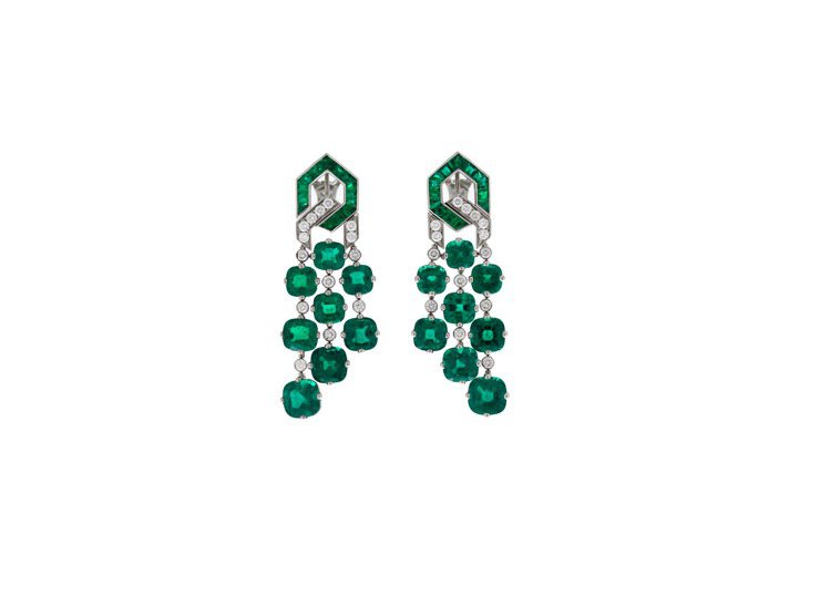BVLGARI CINEMAGIA系列Forever Emeralds頂級祖母綠與鑽石耳環，鉑金鑲嵌16顆枕形切割祖母綠共約21.52 克拉、祖母綠與鑽石，2,200萬元。圖／寶格麗提供