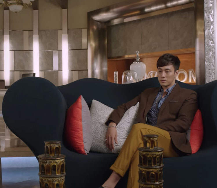 《主君的太陽》第九集中，蘇志燮以咖啡色和芥末黃的反差對比，是男士西裝傑出的一手。圖 / 翻攝自Netflix。