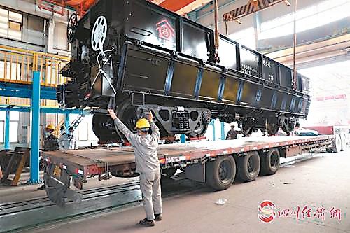 四川打造的首輛「福」字型大小鐵路礦石漏斗車，將於近日抵達台灣高雄港。 圖／摘自四川經緯網