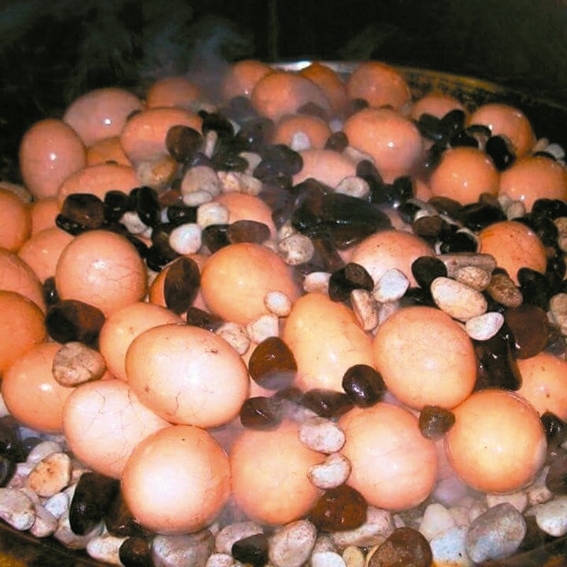大湖烤蛋嚴選在地生產的雞蛋埋在小石頭堆烤，經過5天、6道程序完成。 圖／李安森提供