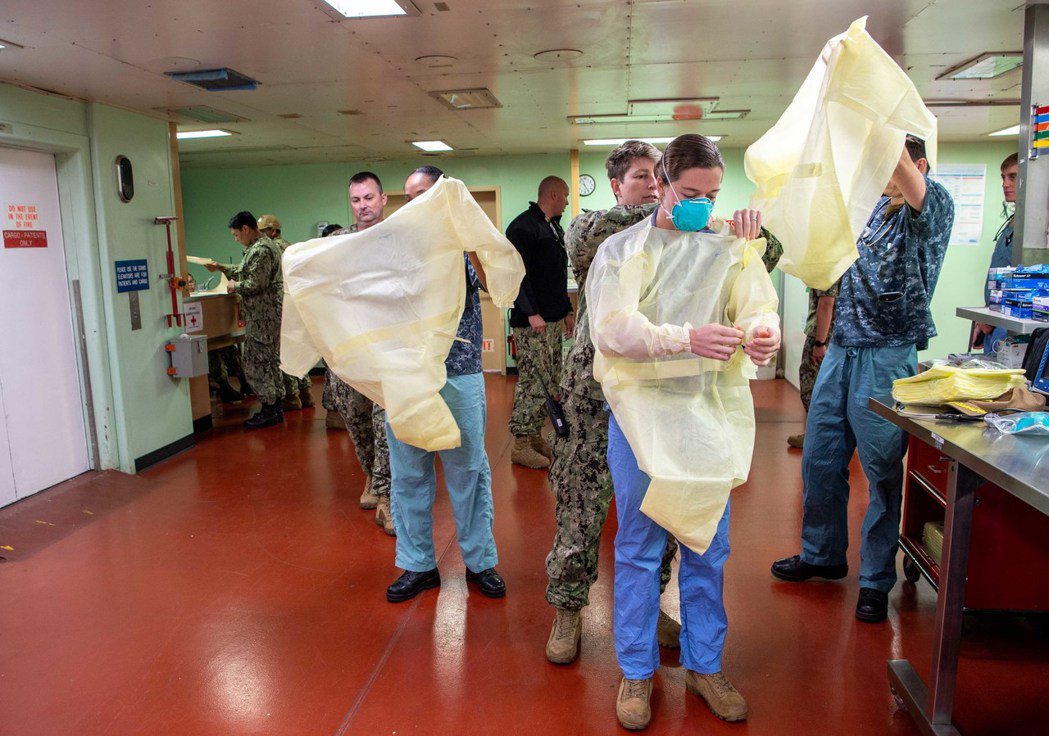 正在執行收容病患隔離準備的美國海軍慈悲號。
 圖／美國國防部