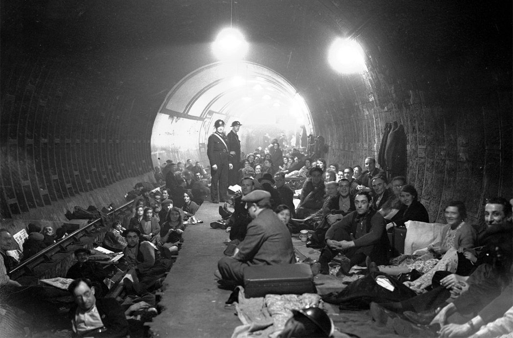 在二戰期間，英國人民在躲避空襲時，因防空洞建設瑕疵，在密閉空間中窒息或遭湧入的水...