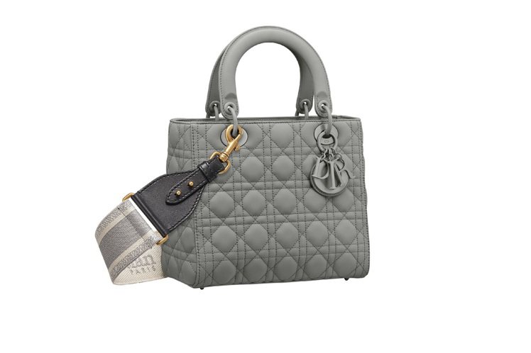 Lady Dior Ultra Matte石灰色籐格紋小牛皮中型提包（背帶另購），售價15萬元。圖／DIOR提供