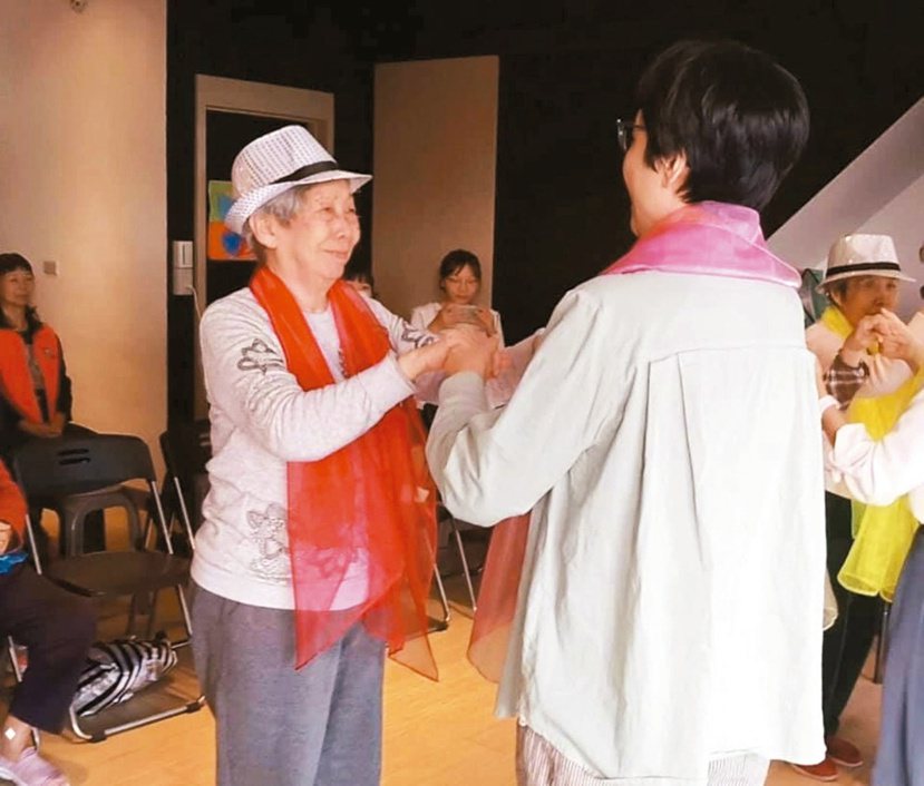 張曼娟在社區關懷中心與媽共舞。圖／張曼娟提供