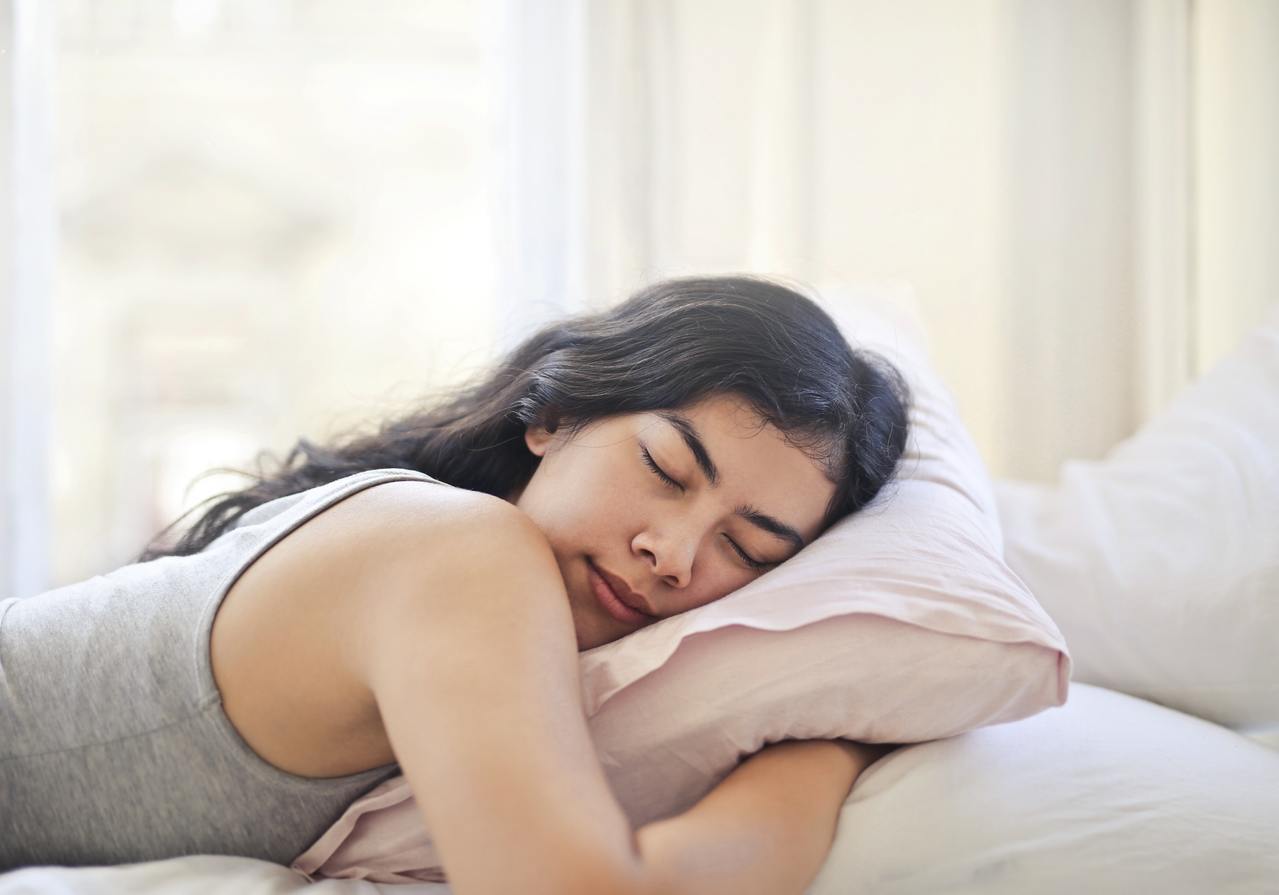 睡眠不僅能讓身體休息，也是大腦構成新神經連結的時候，對於學習與記憶力非常重要，對身體健康和情緒狀態亦有重大影響。