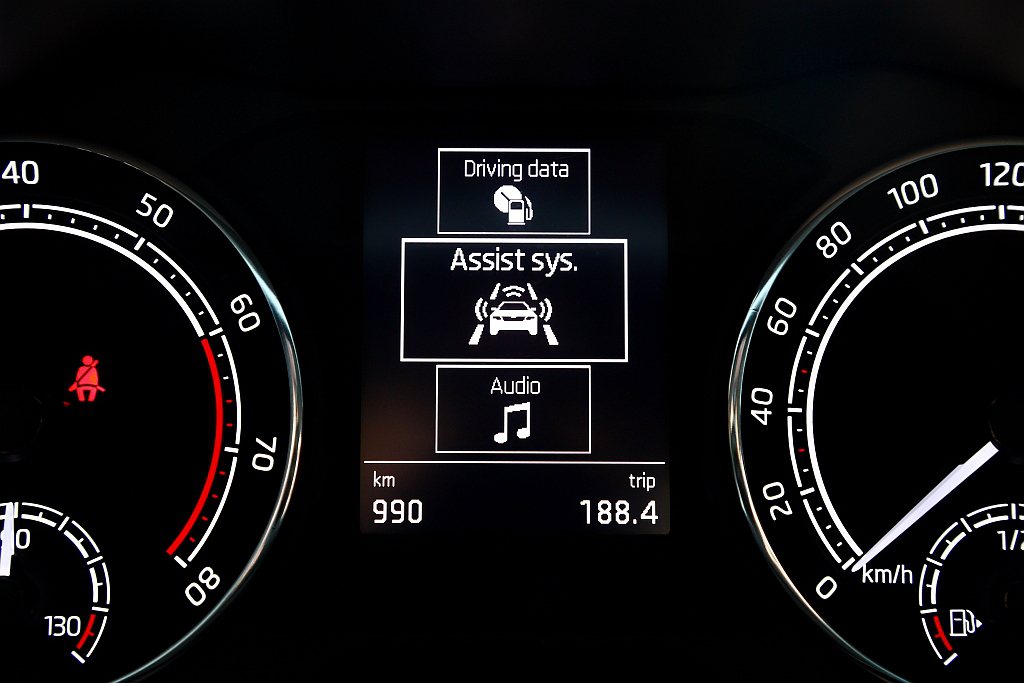 可惜駕駛儀表中的Mazi Dot行車電腦顯示幕依舊還是英文，但可以加價升級全數位...
