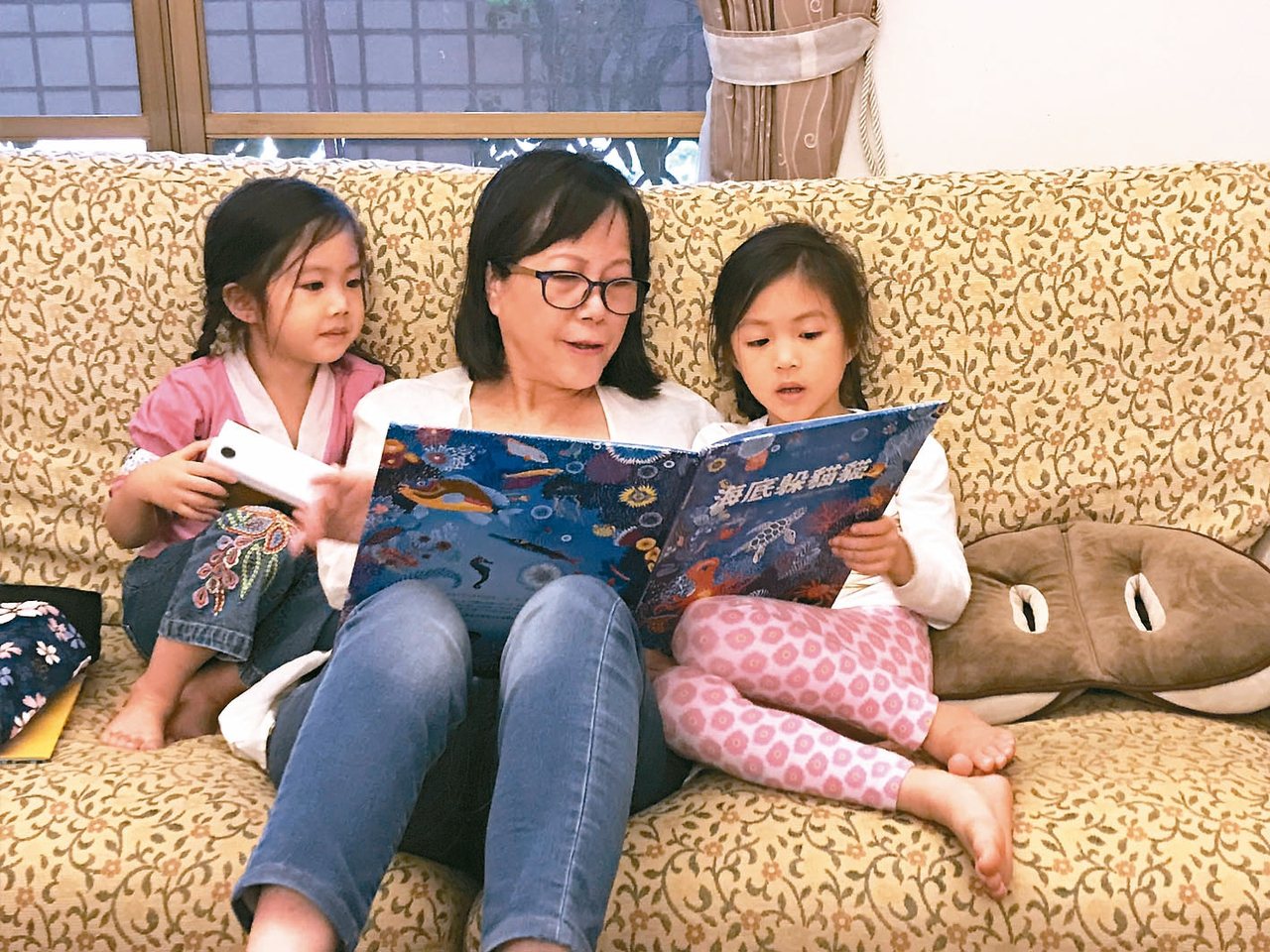作家廖玉蕙認為親子共讀是在家防疫最好的方法。