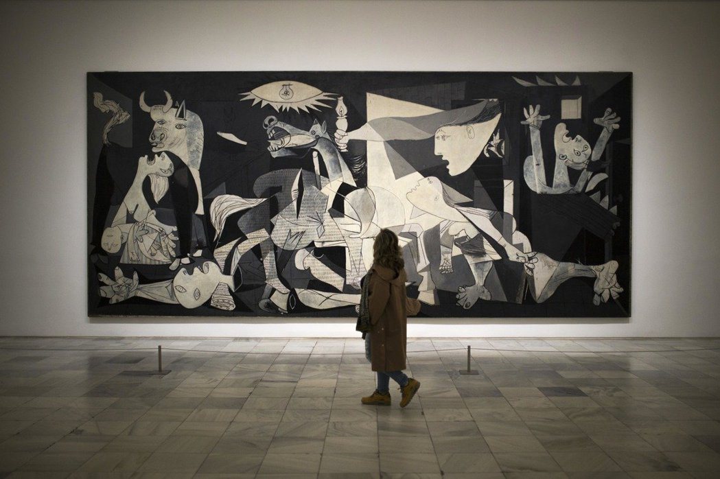 名作《格爾尼卡》是畢卡索對西班牙內戰「格爾尼卡大空襲」的無聲控訴。 圖／美聯社