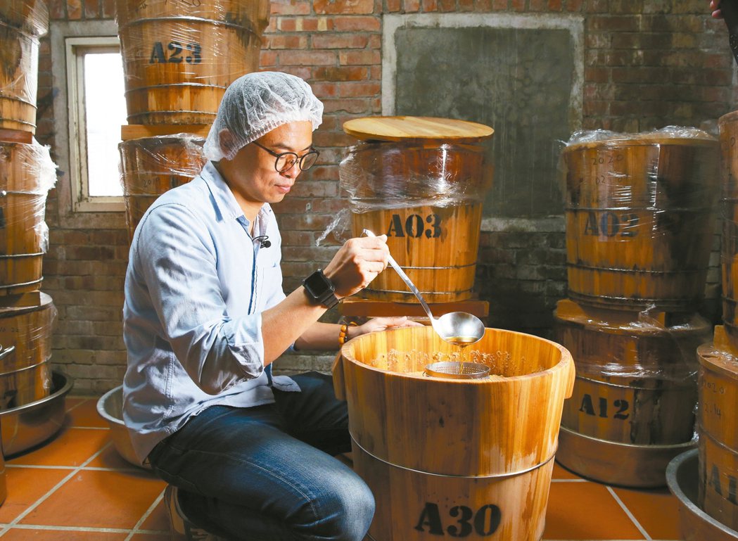 除了常見的豆製品，林峻丞也用台灣小農契作大豆，製作味噌等相關產品。 攝影／林澔一