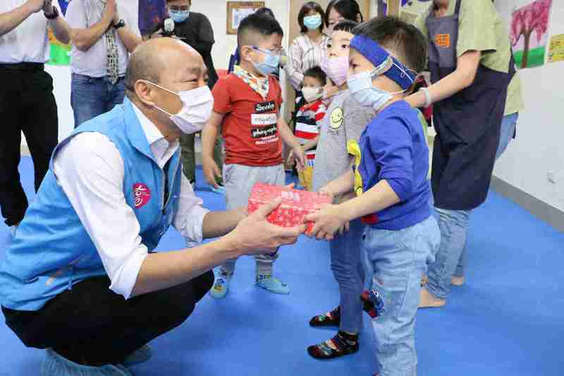 高雄市長韓國瑜在兒童節前夕，前往鳳山區早期療育發展中心，關懷發展遲緩與身心障礙兒童，並送兒童節禮物，此行程也未列入公開行程中。圖／高市府提供