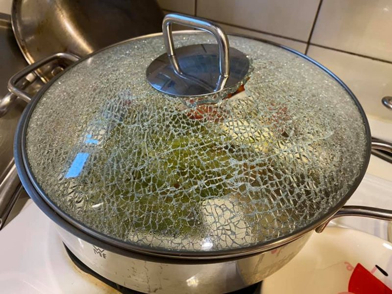 一名網友煮火鍋時，發生鍋具玻璃上蓋爆裂意外。圖擷自《我愛全聯-好物老實說》粉團