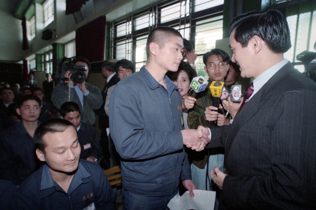 1994年時任法務部長馬英九，在刑法放寬假釋條文公布施行後，前往臺北監獄參加受刑人的假釋典禮。 圖／聯合報系資料照