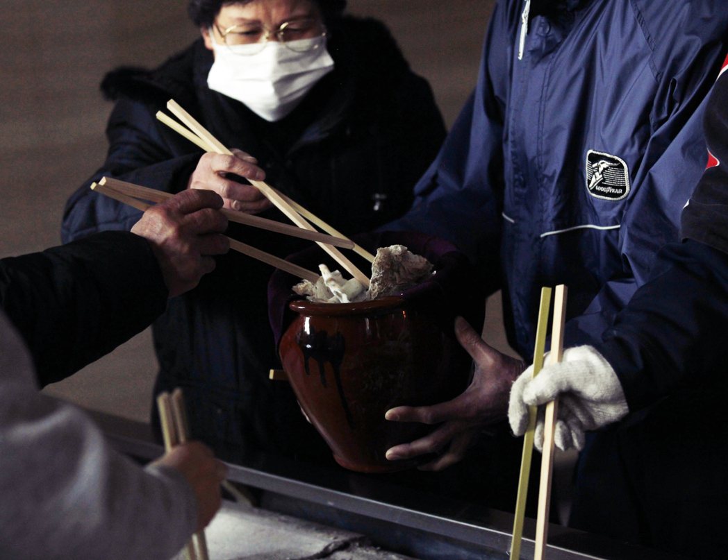 日本在火葬後由近親撿骨，會以長筷子撿取遺骨到骨灰罈中。而這個動作習俗，也是為什麼...