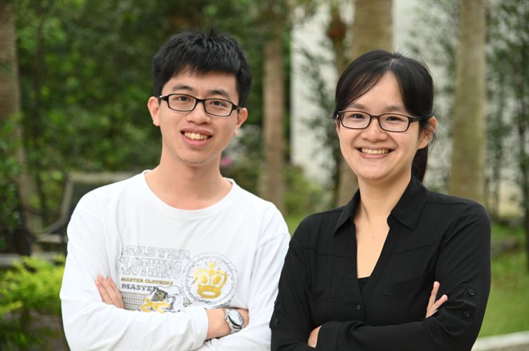 清華生資所助理教授張筱涵（右）與研究助理張孟群用臉書大數據建立新冠病毒傳播模式 ...