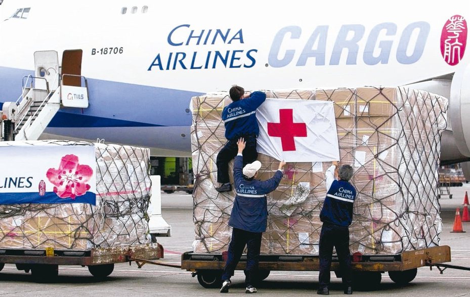 蔡政府最近大打「口罩外交」，沒想到因為華航在貨櫃前頭掛上「China Airlines」公司旗幟，引發改名話題再起。圖／聯合報系資料照片
