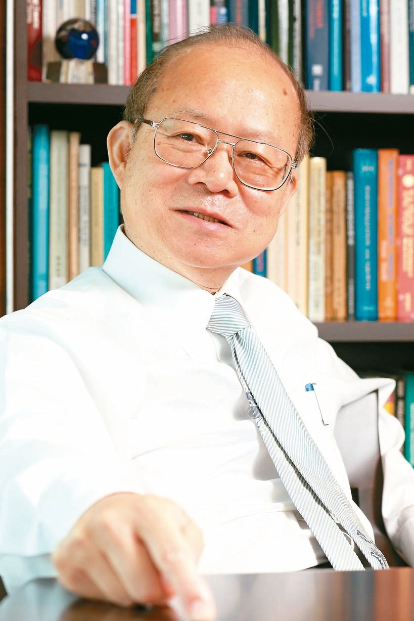 東吳大學講座教授薛琦認為，政府發放折扣券的效果要深思。